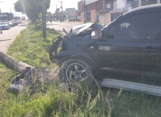 Hilux desgovernada derruba poste e causa transtornos na Zona Norte de Manaus