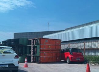 Container tomba e quase atinge carro na Bola da Suframa em Manaus