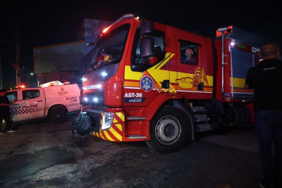 Em-menos-de-uma-hora-Corpo-de-Bombeiros-controla-incendio-de-grandes-proporcoes-na-zona-leste-de-Manaus-6_Foto-Mauro-Neto-Secom-e-Divulgacao-CBMAM-1536x1023