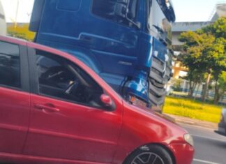 Acidente entre carro e caminhão congestiona trânsito na Bola do Coroado em ManausTRÂNSITO, MANAUS, ZONA LESTE, IMMU, ACIDENTE, COROADO