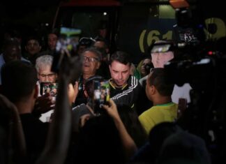 Apoiadores fazem vigília e oram ao redor de “Bolsonaro de papelão” após prisão