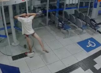 Ladrão atrapalhado fica preso 20 minutos em porta giratória em banco após tentativa de furto frustrada
