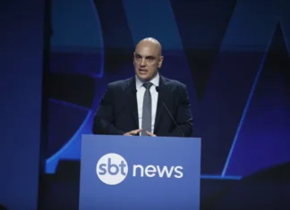 Em meio a críticas, SBT quer entrevistar ex-presidente Bolsonaro com aval do STF