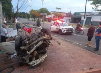 Carro capota na Avenida Álvaro Maia e deixa três feridos na Zona Sul de Manaus