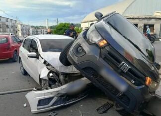 Carro fica sobre outro após colisão no Santa Etelvina na Zona Norte de Manaus