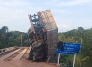 Carreta despenca de ponte e fica pendurada em Igarapé na BR-319 no Amazonas