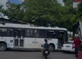 Trânsito fica travado após colisão entre ônibus e carro no Redenção em Manaus