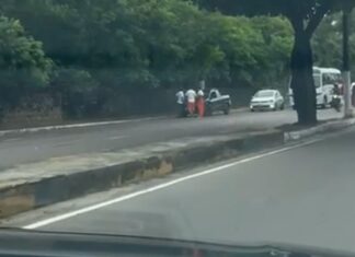 Acidente lança carro contra canteiro central na Zona Oeste de Manaus