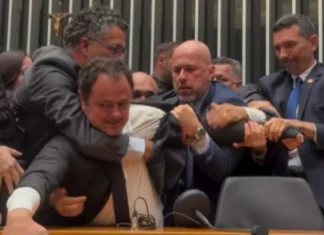 Deputado do PSOL é retirado à força da cadeira da Presidência da Câmara em protesto contra cassação