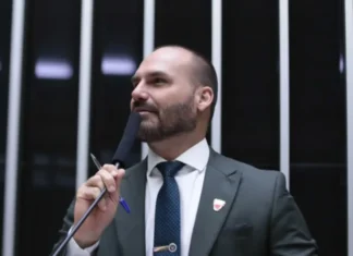 Eduardo Bolsonaro é notificado sobre risco de perder mandato por excesso de faltas