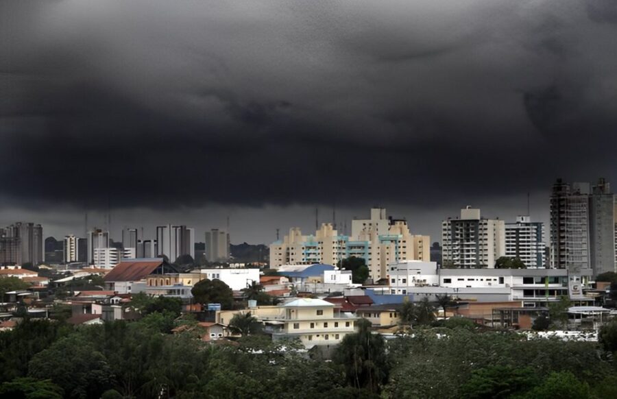 manaus-entra-em-alerta-de-atencao-para-fortes-chuvas-e-ventos-de-ate-100-kmh-1-1024x662-1