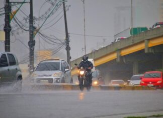 Forte chuva atinge Manaus e causa transtornos no trânsito Foto: Jander Robson