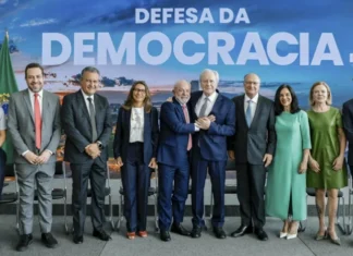 Em cerimônia no Planalto, Lula diz que “democracia está sujeita ao assédio de candidatos a ditador”