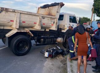 Acidente entre moto e caminhão deixa ferido na Zona Norte de Manaus