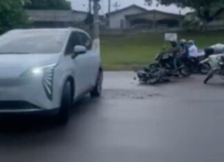 Passageira fica gravemente ferida após colisão entre moto e carro na Ponta Negra em Manaus