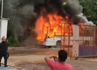 Ônibus da Vega é destruído por incêndio no Tarumã na Zona Oeste de Manaus