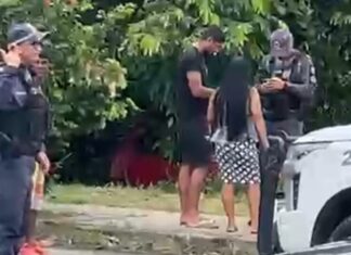 Carro capota várias vezes e cai em área de mata na Zona Norte de Manaus
