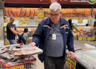 Hiper DB é flagrado com alimentos estragados e mais de 80 kg são descartados