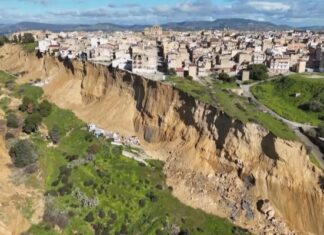 Cidade na Itália fica à beira de precipício após deslizamento de terra