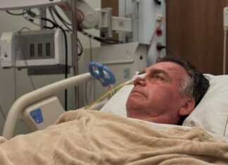 Defesa de Bolsonaro pede transferência urgente ao hospital após traumatismo