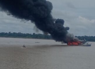Barco carregado de combustível pega fogo e explode no rio Solimões, no AM