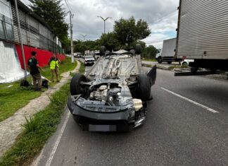 Chevrolet Onix capota na Avenida Rodrigo Otávio e causa congestionamento em Manaus