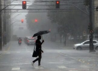 Manaus registra forte chuva e Defesa Civil alerta para risco de alagamentos