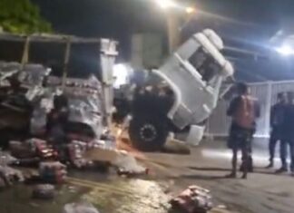 Caminhão perde carga durante manobra no acesso ao Porto Demétrio em Manaus