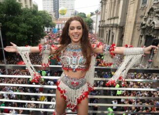 Anitta proíbe celulares em camarote da Sapucaí e xinga foliões: “Enfia no cu”