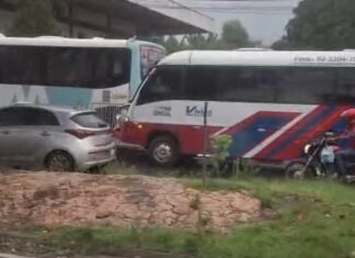 Colisão entre micro-ônibus e coletivo causa retenção na Avenida Margarita em Manaus