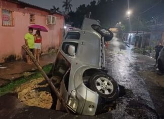 Veículo é engolido por cratera na Zona Norte de Manaus
