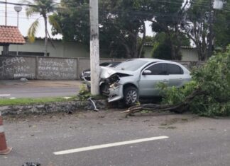 Carro colide com poste e causa transtornos na Avenida André Araújo em Manaus