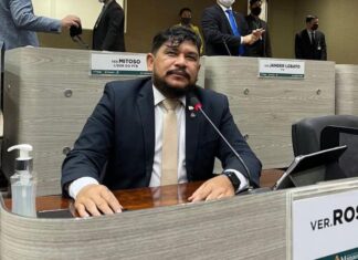 Com tornozeleira eletrônica, Rosinaldo Bual volta a registrar presença nas sessões em Manaus
