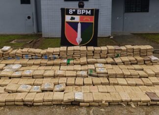 Criminosos trocam tiros com a polícia, naufragam e abandonam mais de 800 kg de drogas no Amazonas