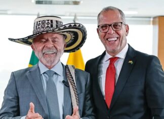 Lula recebe credenciais de nove novos embaixadores no Palácio do Planalto