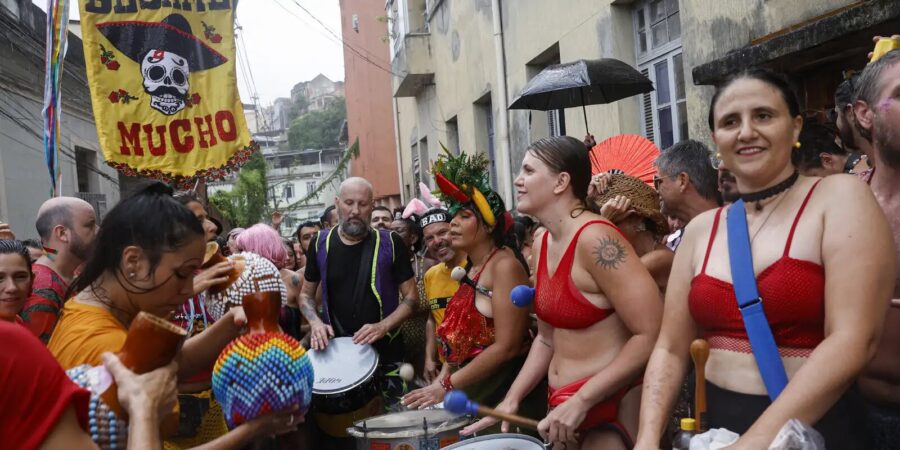 Besa Me Mucho celebra união latino-americana nas ladeiras do Morro da Providência