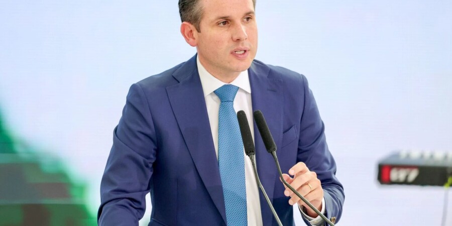 Fim da escala 6x1 pode ser votado em maio, diz presidente da Câmara