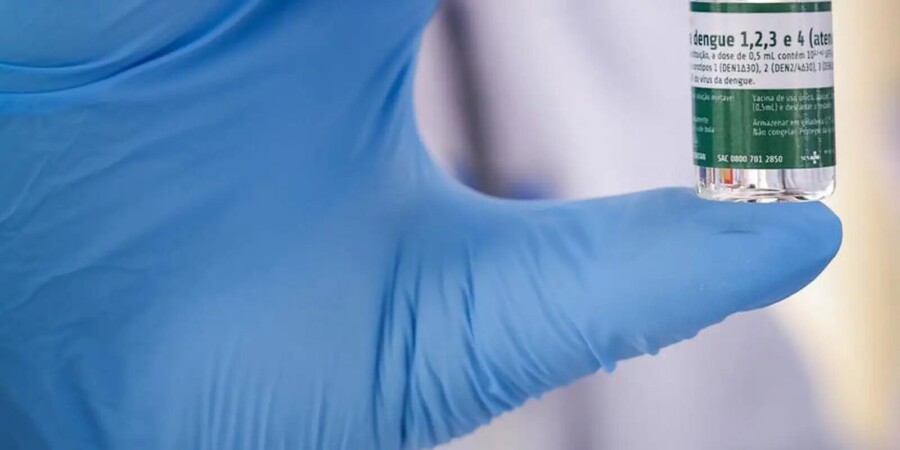 Inicia vacinação de 1,2 milhão de profissionais de saúde contra a dengue