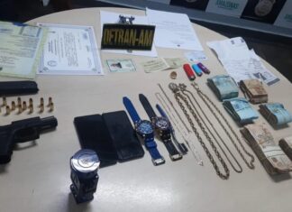 Condutor é flagrado com arma, munições, documentos falsos e R$ 48 mil em fiscalização do Detran-AM