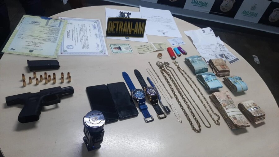 Condutor é flagrado com arma, munições, documentos falsos e R$ 48 mil em fiscalização do Detran-AM