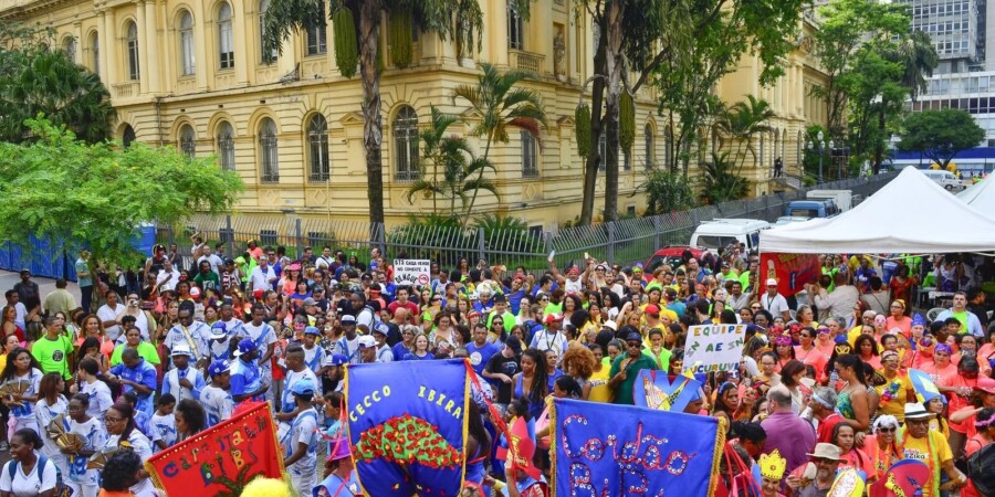 Ilú Obá De Min e Banda do Trem Elétrico dão o pontapé inicial no carnaval de rua de SP