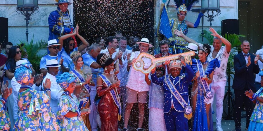 Rei Momo recebe a chave da cidade e anuncia a abertura oficial do Carnaval do Rio 2026