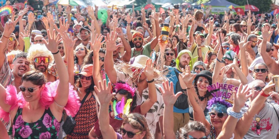Bloco Charrete mantém folia de resistência e tradição na Vila Planalto em Brasília
