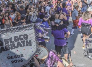 Bloco de carnaval em SP mistura sucessos do Black Sabbath com ritmos brasileiros