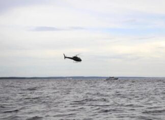 Bombeiros do AM intensificam buscas por desaparecidos em naufrágio e já percorrem 10 km do rio Amazonas