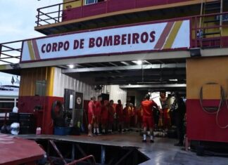Bombeiros do Amazonas localizam corpo de passageiro em naufrágio de lancha; buscas continuam por cinco desaparecidos