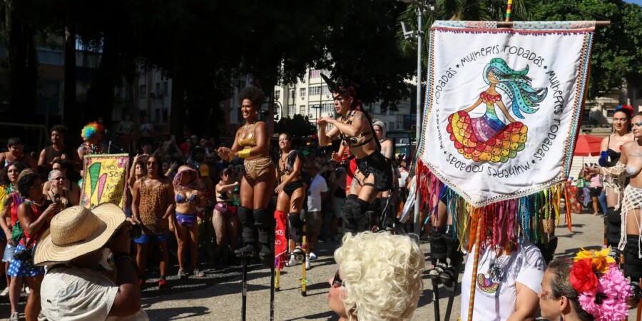 Bloco de carnaval no Rio homenageia Maria da Penha e alerta para recorde de feminicídios