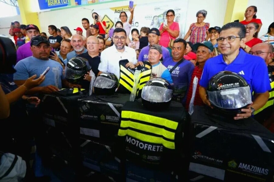 Detran-AM entrega 12 kits de segurança para motofretistas em Manaquiri pelo projeto Motociclista Legal