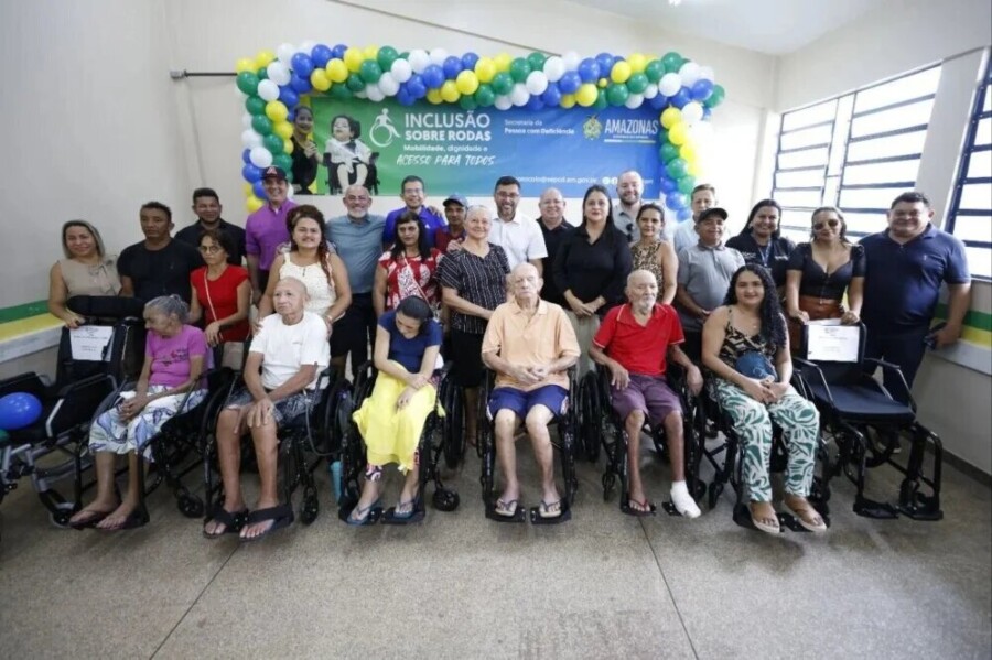 Wilson Lima entrega benefícios sociais e agrícolas em Manaquiri em celebração aos 44 anos do município