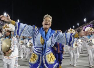 Laísa Lima faz história como a primeira mulher mestra de bateria a desfilar na Sapucaí
